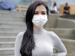 Maria Vania Rindu Lihat Lomba Panjat Pinang Saat 17 Agustus