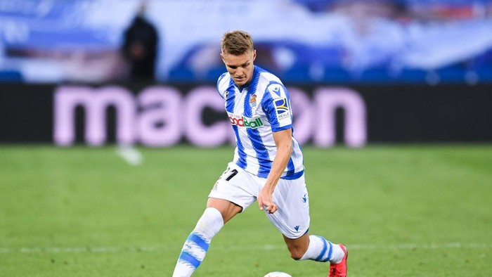 SAN SEBASTIAN, SPAIN - JULY 02: Martin Odegaard of Real Sociedad runs with the ball during the Liga match between Real Sociedad and RCD Espanyol at Reale Arena on July 02, 2020 in San Sebastian, Spain.  (Photo by David Ramos/Getty Images)