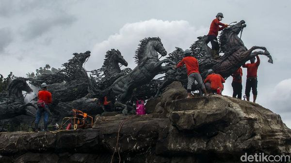 Melihat Perawatan Patung Kuda yang Ikonik di Ibu Kota