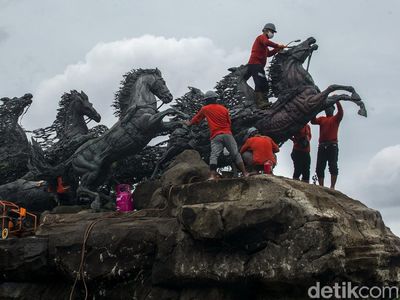 Melihat Perawatan Patung Kuda yang Ikonik di Ibu Kota