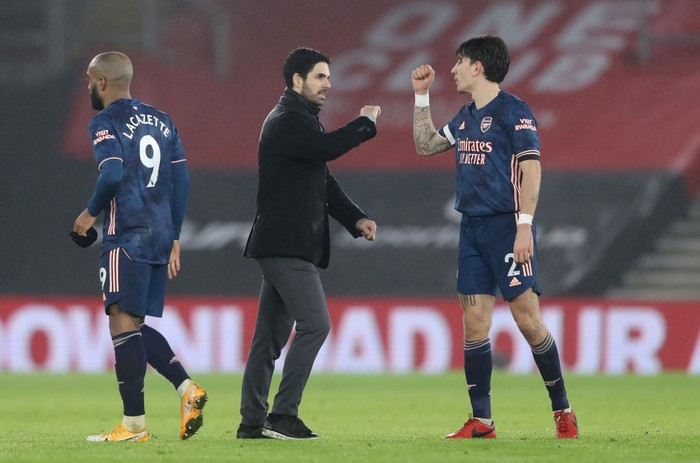 SOUTHAMPTON, ENGLAND - JANUARY 26: Mikel Arteta, Manager of Arsenal and Hector Bellerin of Arsenal interact after the Premier League match between Southampton and Arsenal at St Marys Stadium on January 26, 2021 in Southampton, England. Sporting stadiums around the UK remain under strict restrictions due to the Coronavirus Pandemic as Government social distancing laws prohibit fans inside venues resulting in games being played behind closed doors. (Photo by Naomi Baker/Getty Images)
