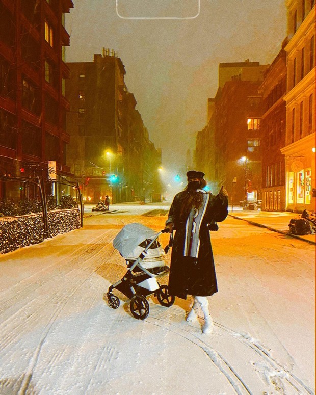 Momen Salju Pertama Putri Gigi Hadid
