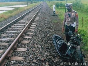 Nyaris Tertabrak Kereta Api, Biker Ini Selamat Setelah Loncat dari Motor