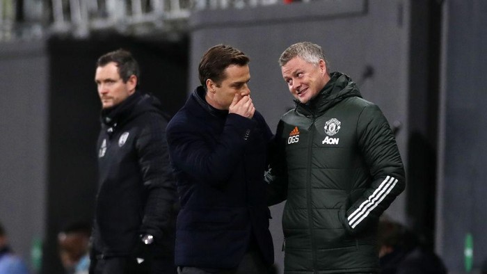 LONDON, ENGLAND - JANUARY 20: Fulham Manager, Scott Parker 	 welcomes Manchester United Manager, Ole Gunnar Solskjaer prior to the Premier League match between Fulham and Manchester United at Craven Cottage on January 20, 2021 in London, England. Sporting stadiums around the UK remain under strict restrictions due to the Coronavirus Pandemic as Government social distancing laws prohibit fans inside venues resulting in games being played behind closed doors. (Photo by Peter Cziborra - Pool/Getty Images)