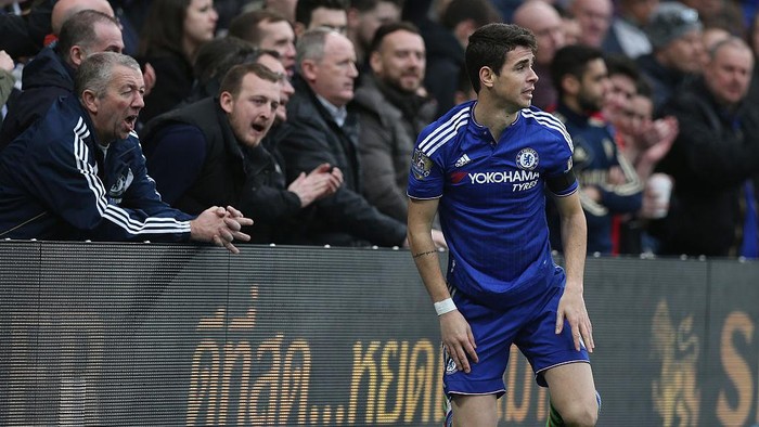 LONDON, ENGLAND - MARCH 19: Oscar of Chelsea during the Barclays Premier League match between Chelsea and West Ham at Stamford Bridge on March 19, 2016 in London, United Kingdom.  (Photo by Alex Morton/Getty Images)