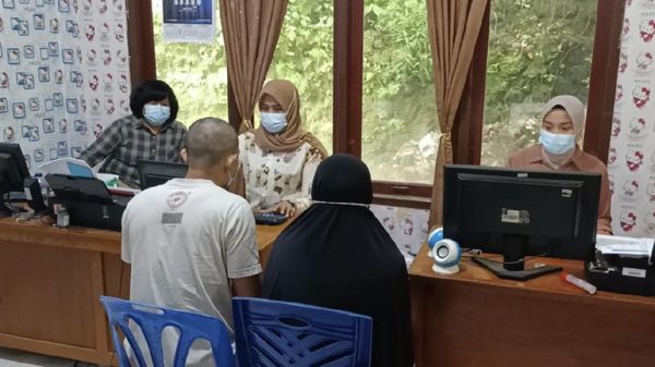 Potret Suami-Istri Tersangka Pemerkosa Wanita di Sumbar Saat Diperiksa
