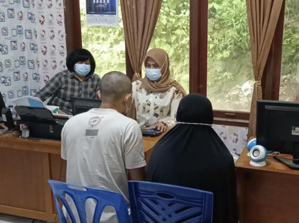 Potret Suami-Istri Tersangka Pemerkosa Wanita di Sumbar Saat Diperiksa