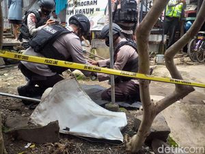 Tim Jibom Evakuasi Granat yang Ditemukan di Sungai Cikapundung Tim Jibom Evakuasi Granat yang Ditemukan di Sungai Cikapundung