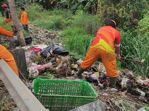 Petugas DLH Bersihkan Sampah di Jalan Akses Tol JORR Kalimalang Bekasi