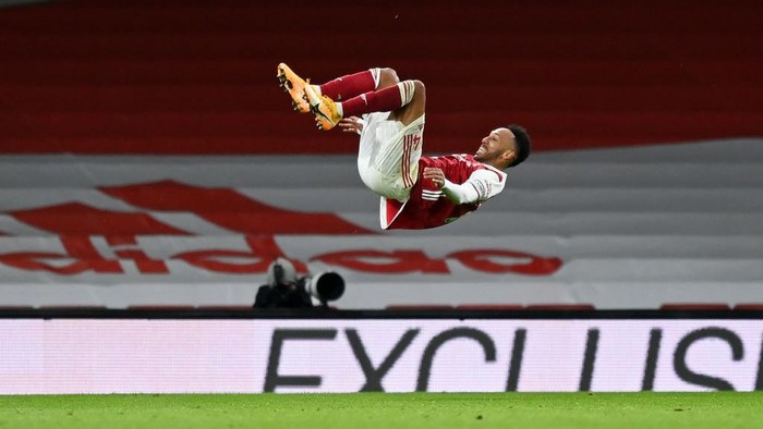 LONDON, ENGLAND - JANUARY 18: Pierre-Emerick Aubameyang of Arsenal celebrates after scoring their teams first goal during the Premier League match between Arsenal and Newcastle United at Emirates Stadium on January 18, 2021 in London, England. Sporting stadiums around England remain under strict restrictions due to the Coronavirus Pandemic as Government social distancing laws prohibit fans inside venues resulting in games being played behind closed doors. (Photo by Shaun Botterill/Getty Images)