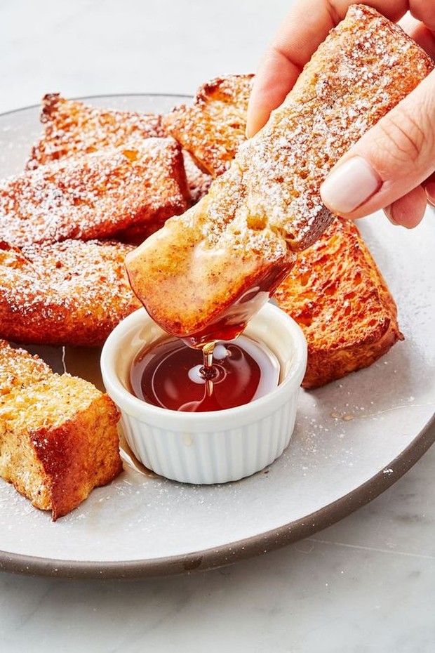 French toast sticks punya tekstur renyah diluar dengan custard lembut di dalam.