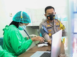 Polisi Jombang Kawal Vaksinasi COVID-19 Serentak di 47 Titik