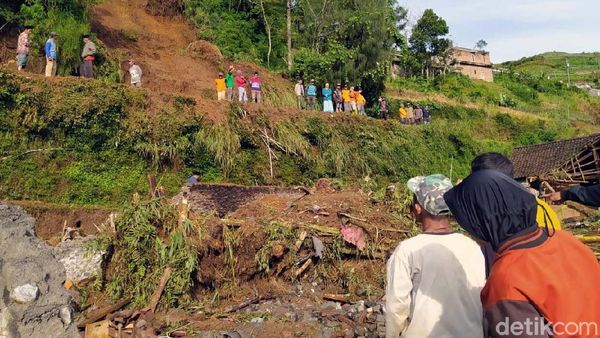 Potret Longsor di Magelang yang Sebabkan 4 Warga Terluka