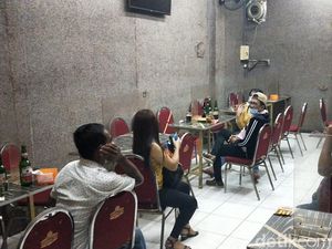 Razia Tempat Hiburan di Surabaya Saat PPKM, 37 Orang Diangkut Polisi Razia Tempat Hiburan di Surabaya Saat PPKM, 37 Orang Diangkut Polisi