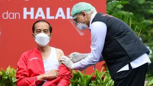 Foto: Vaksinasi Kedua, Jokowi Pakai Kaos Kutang Doang