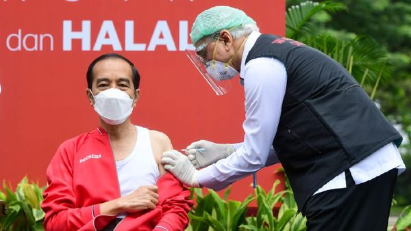 Foto: Vaksinasi Kedua, Jokowi Pakai Kaos Kutang Doang
