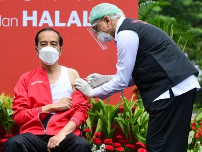 Foto: Vaksinasi Kedua, Jokowi Pakai Kaos Kutang Doang