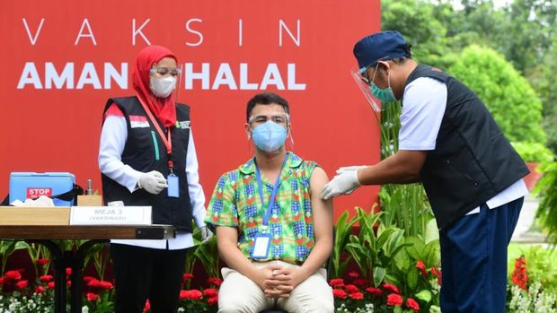 Raffi Ahmad merima Vaksinasi COVID-19 Tahap Kedua di Istana Kepresidenan Jakarta, Rabu, 27 Januari 2021