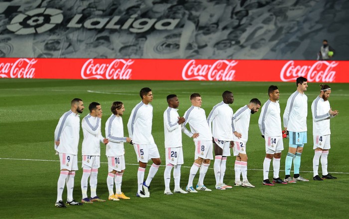 MADRID, SPAIN - DECEMBER 12: Players of Real Madrid line up prior to the La Liga Santander match between Real Madrid and Atletico de Madrid at Estadio Alfedo Di Stefano on December 12, 2020 in Madrid, Spain. Sporting stadiums around Spain remain under strict restrictions due to the Coronavirus Pandemic as Government social distancing laws prohibit fans inside venues resulting in games being played behind closed doors. (Photo by Angel Martinez/Getty Images)