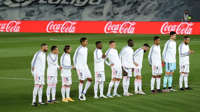 MADRID, SPAIN - DECEMBER 12: Players of Real Madrid line up prior to the La Liga Santander match between Real Madrid and Atletico de Madrid at Estadio Alfedo Di Stefano on December 12, 2020 in Madrid, Spain. Sporting stadiums around Spain remain under strict restrictions due to the Coronavirus Pandemic as Government social distancing laws prohibit fans inside venues resulting in games being played behind closed doors. (Photo by Angel Martinez/Getty Images)