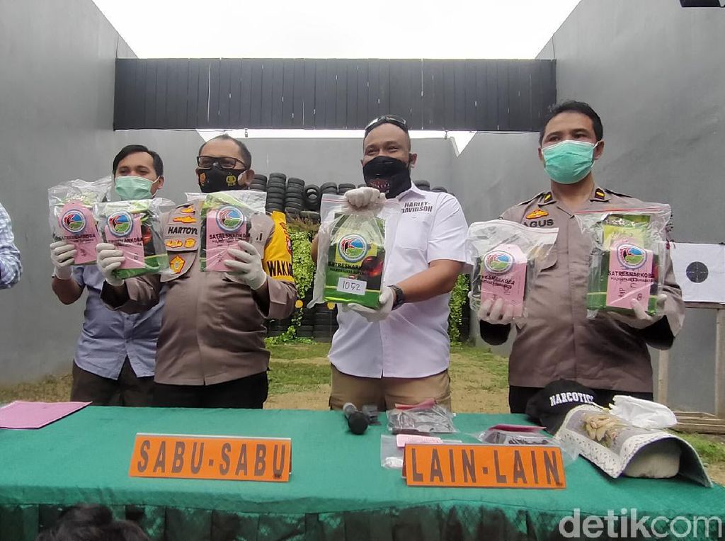 Polisi Gagalkan Peredaran 8 Kg Sabu di Surabaya yang Dikemas Dalam Teh China