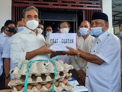 Serahkan Bantuan Banjir Kalsel, Sekjen Gerindra Ungkap Pesan Prabowo