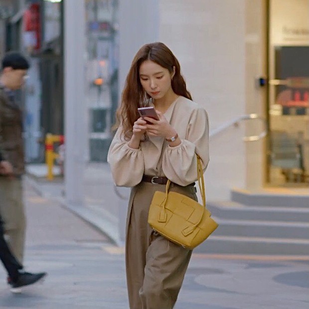 Kdrama Fashion] Who: Shin Se-Kyung What: LOEWE Horseshoe Small