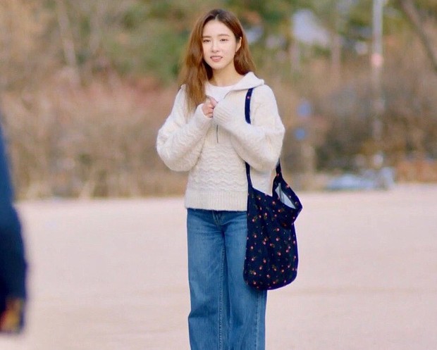 Shin Se Kyung saat memakai Mudidi - Flower Eco Bag 004 Navy.