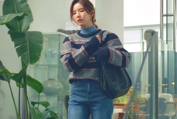 Shin Se Kyung saat memakai Proenza Schouler-Large Ruched Tote.