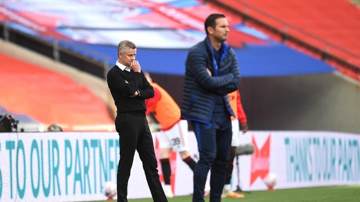 LONDON, ENGLAND - JULY 19: Ole Gunnar Solskjaer, Manager of Manchester United and Frank Lampard, Manager of Chelsea look on from the sidelines during the FA Cup Semi Final match between Manchester United and Chelsea at Wembley Stadium on July 19, 2020 in London, England. Football Stadiums around Europe remain empty due to the Coronavirus Pandemic as Government social distancing laws prohibit fans inside venues resulting in all fixtures being played behind closed doors. (Photo by Andy Rain/Pool via Getty Images)