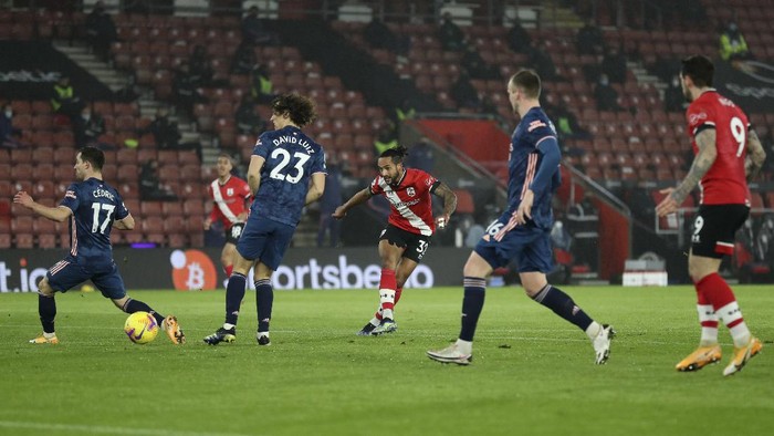 Southamptons Theo Walcott, centre, shoots on goal during an English Premier League soccer match between Southampton and Arsenal at the St Marys stadium in Southampton, England, Tuesday Jan. 26, 2021. (Naomi Baker/Pool via AP)