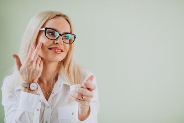 Menggunakan tabir surya secara teratur membantu mencegah penyakit dan masalah kulit yang dapat terjadi di kemudian hari akibat paparan sinar matahari yang tidak terlindungi.