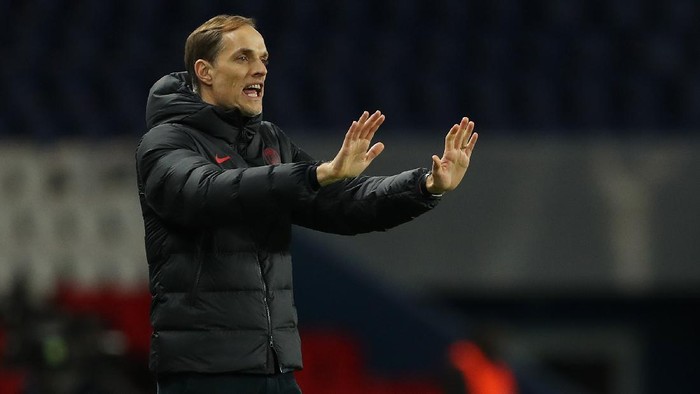 PARIS, FRANCE - MARCH 11: (FREE FOR EDITORIAL USE) In this handout image provided by UEFA, Thomas Tuchel, Manager of Paris Saint-Germain gives his team instructions during the UEFA Champions League round of 16 second leg match between Paris Saint-Germain and Borussia Dortmund at Parc des Princes on March 11, 2020 in Paris, France. The match is played behind closed doors as a precaution against the spread of COVID-19 (Coronavirus).  (Photo by UEFA - Handout/UEFA via Getty Images)