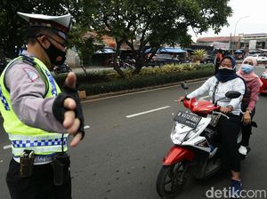Tidak Pakai Helm, Para Pemotor Ini Ditilang