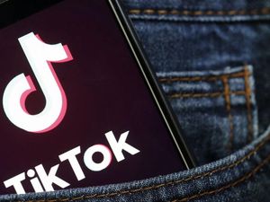 Viral di TikTok, Dosen Terkena Stroke Masih Semangat Ngajar Viral di TikTok, Dosen Terkena Stroke Masih Semangat Ngajar