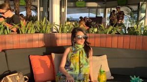 Momen Kuliner Tsania Marwa yang Suka Foto Cantik di Kafe