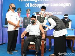 15 Pejabat Disuntik Vaksin COVID-19 Jadi Awalan Vaksinasi di Lamongan