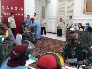 Pejabat Forpimda Jadi yang Pertama Disuntik Vaksin COVID-19 di Tuban