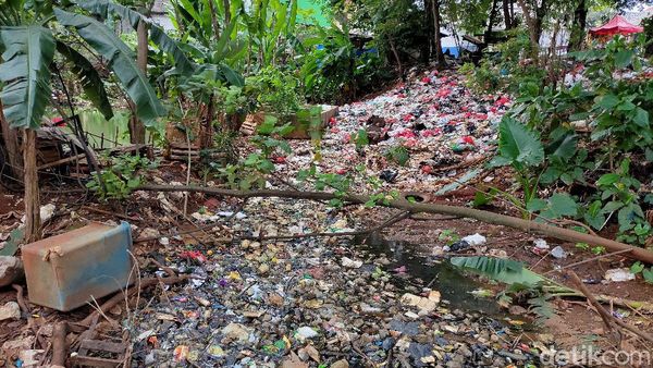 Waduh, Sampah Menumpuk di Pinggir Empang Jatimakmur