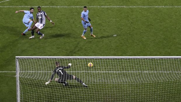 Manchester City's Ilkay Gundogan, left, scores his side's second goal during the English Premier League soccer match between West Bromwich Albion and Manchester City at the Hawthorns stadium in West Bromwich, England, Tuesday, Jan. 26, 2021. (Nick Potts/Pool via AP)
