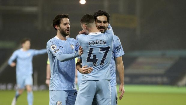 West Bromwich Albion vs Manchester City Manchester City's Ilkay Gundogan, right, celebrates with teammates after scoring his side's third goal during the English Premier League soccer match between West Bromwich Albion and Manchester City at the Hawthorns stadium in West Bromwich, England, Tuesday, Jan. 26, 2021. (Nick Potts/Pool via AP)