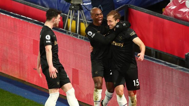 LONDON, ENGLAND - JANUARY 26: Craig Dawson of West Ham United celebrates with (L) Declan Rice and Angelo Ogbonna after scoring their team's third goal during the Premier League match between Crystal Palace and West Ham United at Selhurst Park on January 26, 2021 in London, England. Sporting stadiums around the UK remain under strict restrictions due to the Coronavirus Pandemic as Government social distancing laws prohibit fans inside venues resulting in games being played behind closed doors. (Photo by Clive Rose/Getty Images)