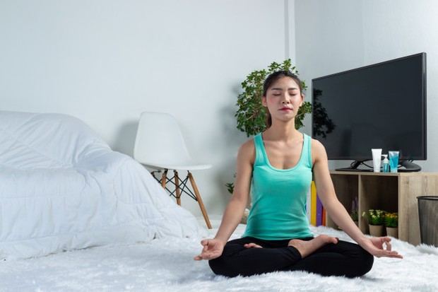 Meregangkan, memutar atau bahkan menjungkirbalikkan dengan sesi yoga dapat membantu menghilangkan ketidaknyamanan akibat membungkik di meja sepanjang hari.