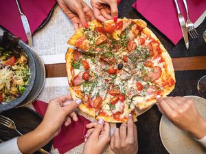 4 Etika Makan Pizza, Simak Cara Makan Pizza yang Sopan