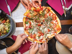 4 Etika Makan Pizza, Simak Cara Makan Pizza yang Sopan