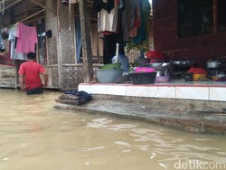 Warga Pandeglang Pilih Bertahan di Rumah Meski Dikepung Banjir