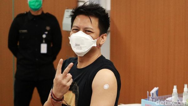 Ariel NOAH Acungkan Dua Jari saat Divaksinasi