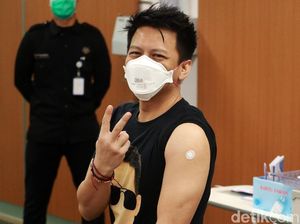 Momen Ariel NOAH Jalani Vaksinasi Corona Tahap Kedua Momen Ariel NOAH Jalani Vaksinasi Corona Tahap Kedua