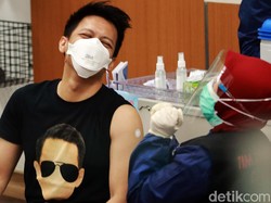 Ariel Noah dan Risa Saraswati Sama-sama Santai Divaksinasi Tahap II