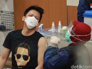 Ariel NOAH Sempat Demam Sebelum Vaksinasi Tahap II?